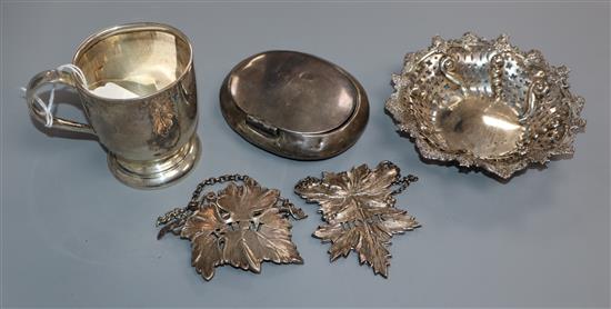 An Edwardian silver bon bon dish, a George V silver tobacco box (a.f.), pair of decanter labels, Rum and Hock, & a mug.